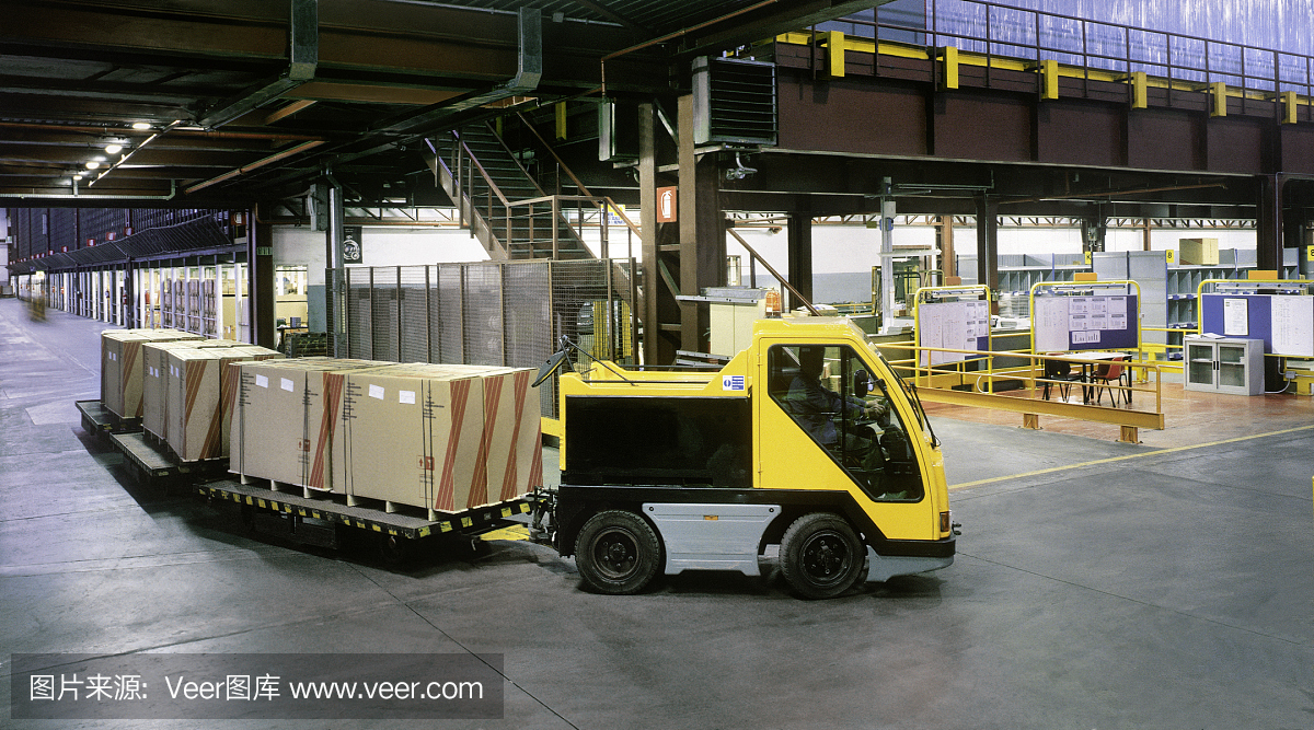 意大利工业仓库中,载运包装箱的平板车